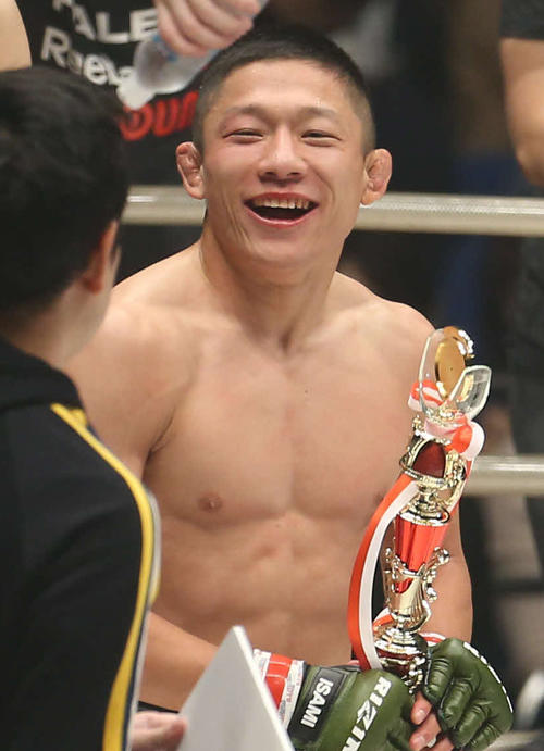 ウィンに勝利し笑顔を見せる堀口（撮影・河田真司）