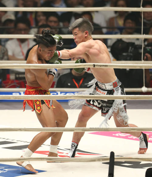 1回、ビアグタン（左）に左パンチを見舞う那須川（撮影・河田真司）