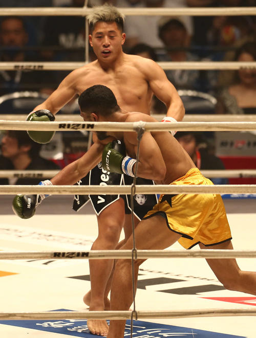 2回、フェレイラ（手前）の右パンチでノックダウンする大雅（撮影・河田真司）