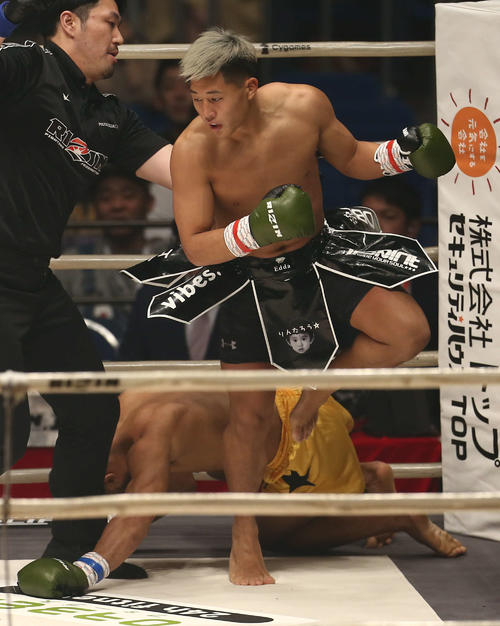 1回、フェレイラ（奥）に膝蹴りを見舞い、ダウンを奪う大雅（撮影・河田真司）