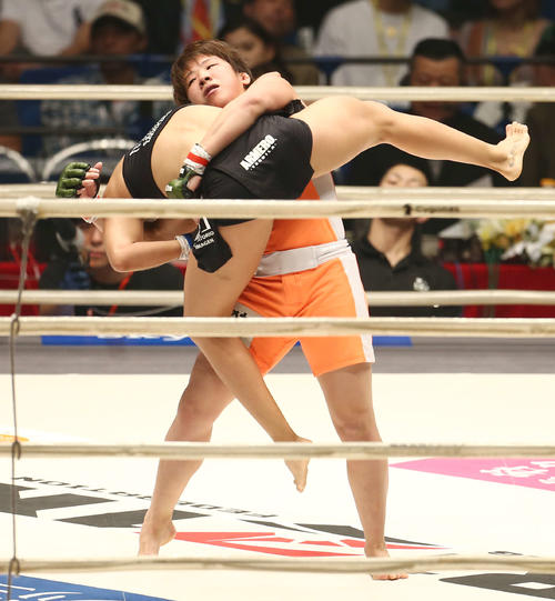 2回、オロスコ（手前）を持ち上げる村田（撮影・河田真司）