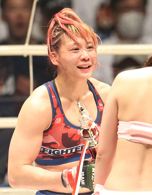 ハバに判定勝利し、トロフィーを手に笑顔を見せる渡辺（撮影・河田真司）