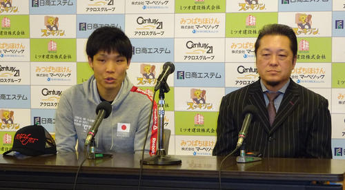 WBA世界フェザー級タイトルマッチで2階級制覇に挑む前同スーパーバンタム級王者久保隼。右は真正ジムの山下会長（撮影・加藤裕一）