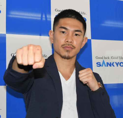 夢の4階級制覇に向けて、パリクテとの、WBO世界Sフライ級王座決定戦を発表した井岡一翔（撮影・酒井清司）