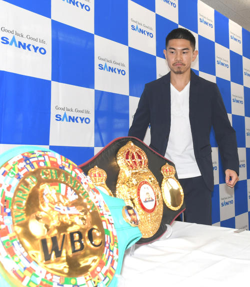 夢の4階級制覇に向けて、パリクテとの、WBO世界Sフライ級王座決定戦を発表した井岡一翔（撮影・酒井清司）