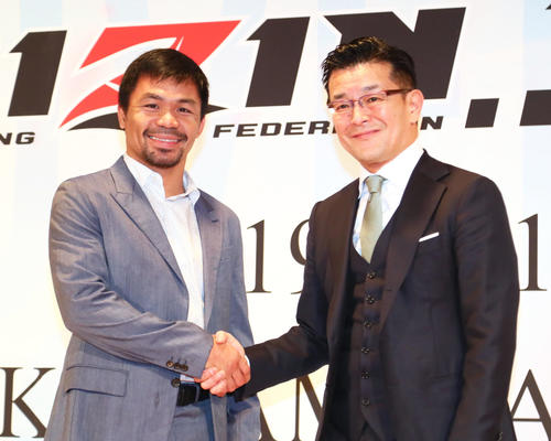 RIZIN前日計量に訪れたパッキャオ（左）と握手を交わす榊原実行委員長（撮影・足立雅史）