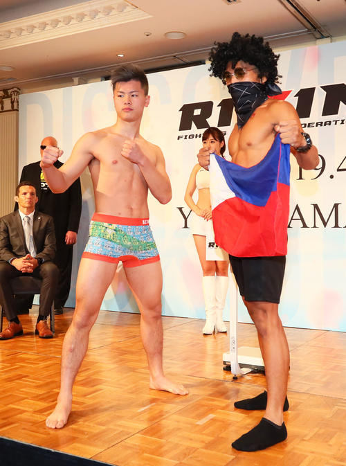 那須川（左）は計量を終えパッキャオが推薦する対戦相手ビアグタンとポーズを決める（撮影・足立雅史）