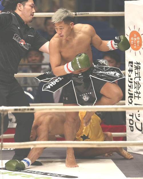 1回、フェレイラ（奥）に膝蹴りを見舞い、ダウンを奪う大雅（撮影・河田真司）