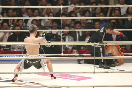 2回、フリッツ・ビアグタン（右）をTKOに沈め、かめはめ波のパフォーマンスをする那須川（撮影・河田真司）