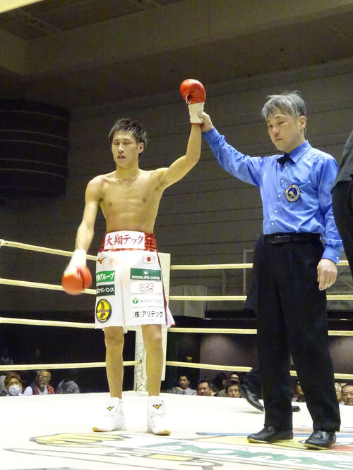 初のサウスポーとの対戦を辛勝の判定勝ちで終えた元日本スーパーフライ級王者石田匠（撮影・加藤裕一）
