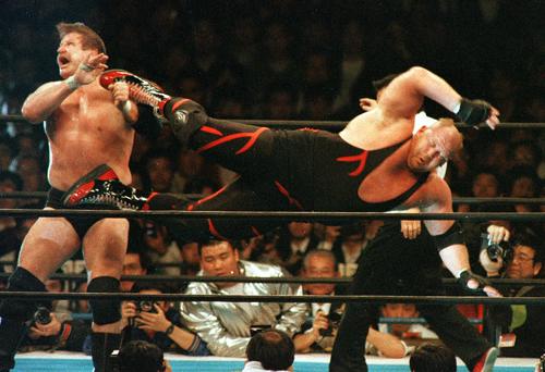 90年2月、スタン・ハンセン（左）にドロップキックを見舞うビッグ・バン・ベイダー