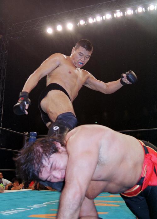 99年10月、橋本真也（手前）を蹴り上げる小川直也