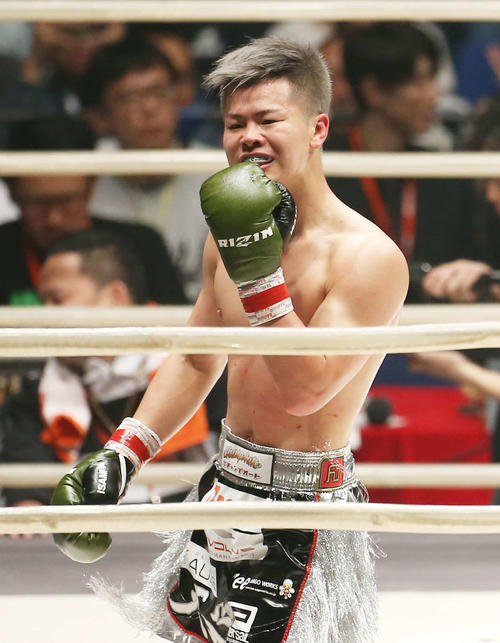 ビアグタンにKOで勝利し、笑みを浮かべる那須川（撮影・河田真司）
