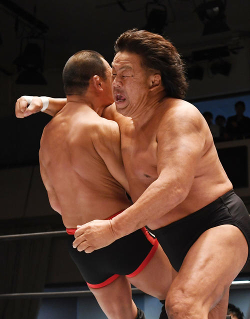 冨宅飛駈（左）にリキラリアットを決める長州力（2019年2月15日撮影）