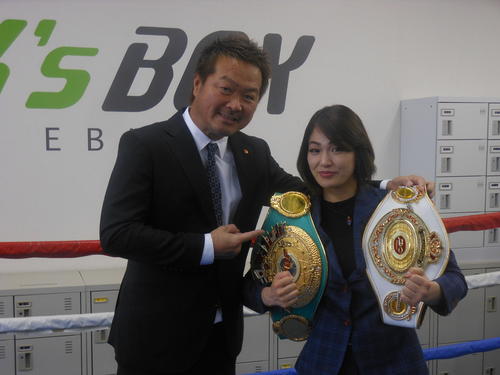 加山利治会長（左）と世界初挑戦する吉田実代