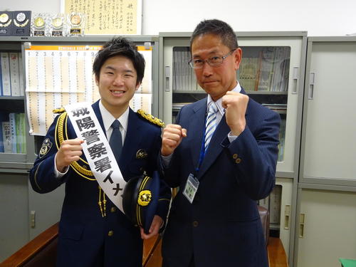 城陽警察署のイメージポリスとして、母校の久世小学校を訪問し拳四朗。右は小6時の担任、藤井健二教頭（撮影・加藤裕一）