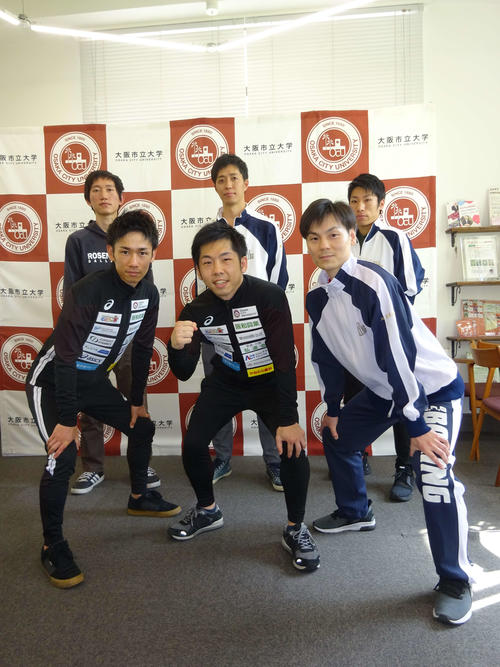 母校の大阪市大第二体育館で5月26日に再起戦を行う元WBOアジア・パシフィックフライ級王者坂本真宏（前列中央）。前列左は武市晃輔トレーナー、同右は下中奨三・同大ボクシング部OB会長。後列は同大ボクシング部OB（撮影・加藤裕一）