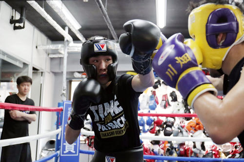 会見後の公開練習で高橋トレーナー（左）が見つめる中スパーリングを行うIBF世界スーパーフライ級1位の船井（中央）（撮影・垰建太）