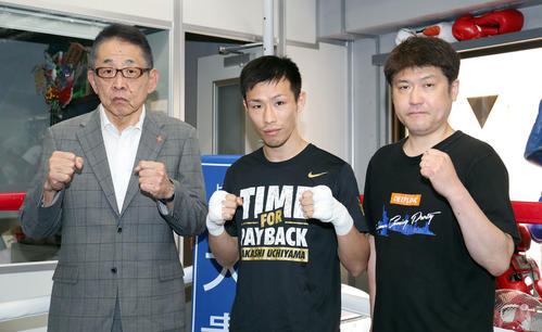 IBF世界スーパーフライ級タイトルマッチに向けて会見を開きファイティングポーズで写真に納まる、左から渡辺会長、船井、高橋トレーナー（撮影・垰建太）