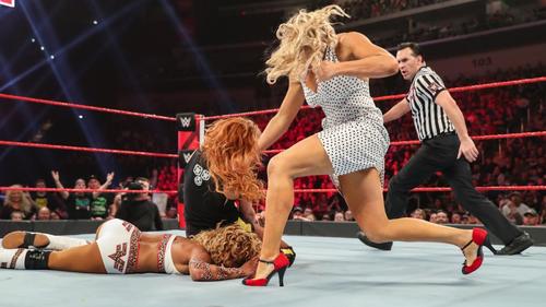 エバンス（右端）に殴られた2冠王者ベッキーリンチ（中央）(Ｃ)2019WWE,Inc.AllRightsReserved
