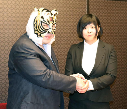 握手をかわす初代タイガーマスクと東京女子プロレスからデビューする舞海魅星（みらい）