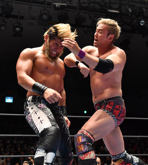 オカダ・カズチカ（右）はSANADAにエルボーを決める（撮影・柴田隆二）