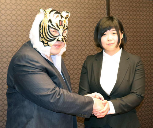 握手をかわす初代タイガーマスクと舞海魅星（みらい）