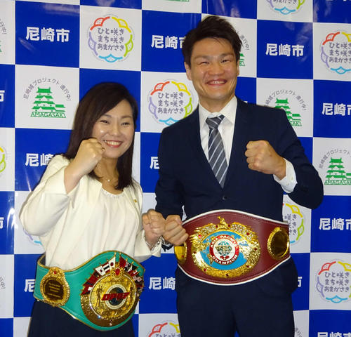 故郷の尼崎市役所を表敬訪問した国内現役最年長ボクサーの野中悠樹（右）。左は稲村和美市長（撮影・加藤裕一）