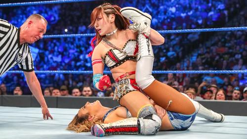 WWE女子タッグ王者ロイス（下）とのシングル戦に勝利したセイン
（Ｃ）2019WWE,Inc.AllRightsReserved