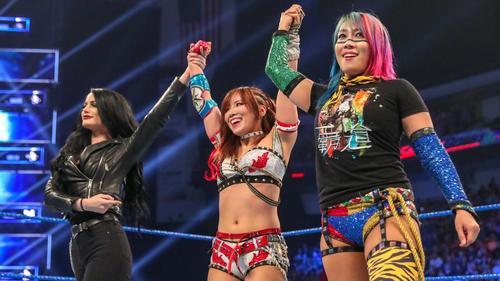 元GMペイジ（左端）とアスカ（右端）に祝福されるセイン
（Ｃ）2019WWE,Inc.AllRightsReserved
