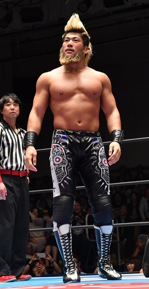 オカダを挑発するSANADA（撮影・柴田隆二）