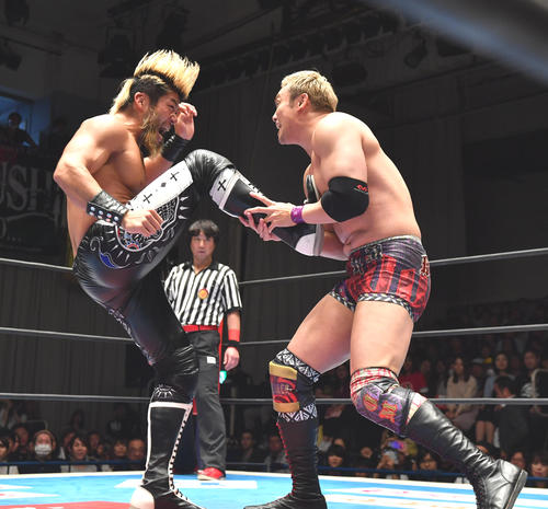 SANADA（左）はオカダ・カズチカを攻撃する（撮影・柴田隆二）