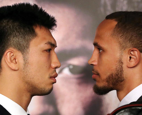 村田諒太（左）はWBA世界ミドル級タイトルマッチで王者ロブ・ブラントとの再戦が決まり、フォトセッションでにらみ合う（撮影・松本俊）