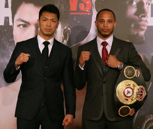 村田諒太（左）はWBA世界ミドル級タイトルマッチで王者ロブ・ブラントとの再戦が決まり、フォトセッションで互いにファイティングポーズを取る（撮影・松本俊）