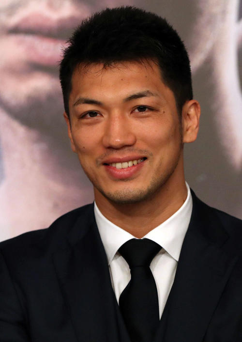 村田諒太はWBA世界ミドル級タイトルマッチで王者ロブ・ブラントとの再戦が決まり、会見で笑顔を見せる（撮影・松本俊）
