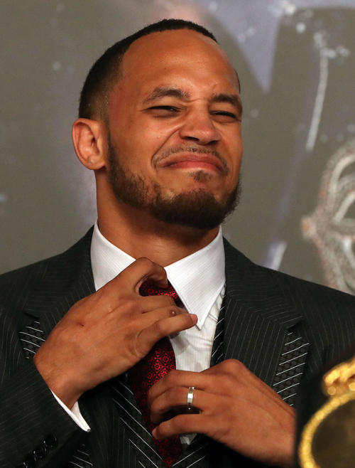 WBA世界ミドル級タイトルマッチで村田諒太と再戦する王者ロブ・ブラントは、会見開始前おどけた表情で身だしなみを整える（撮影・松本俊）