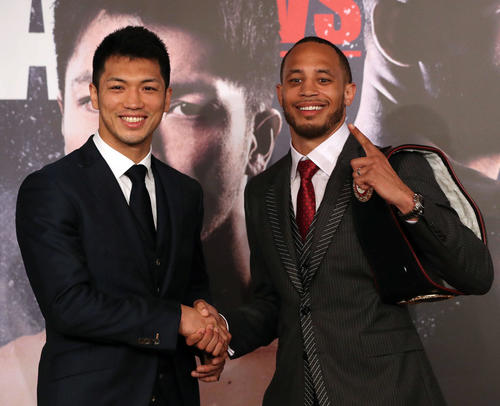 村田諒太（左）はWBA世界ミドル級タイトルマッチで王者ロブ・ブラントとの再戦が決まり、フォトセッションで笑顔で握手を交わす（撮影・松本俊）
