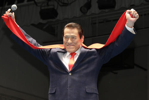 入場するアントニオ猪木（撮影・中島郁夫）