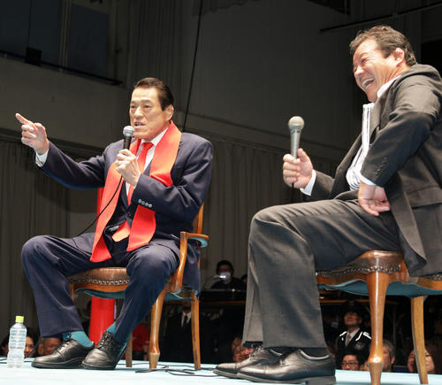 トークショーを行ったアントニオ猪木氏（左）と藤波辰爾（撮影・中島郁夫）