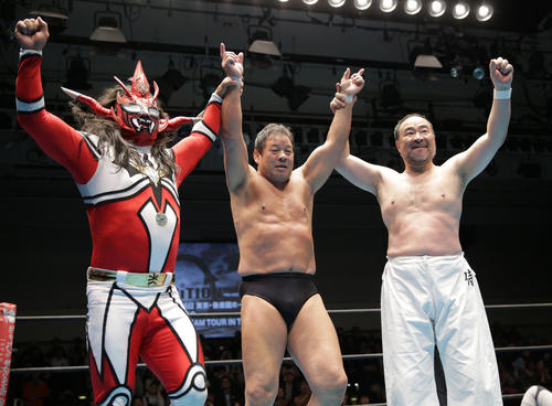 再結成したドラゴンボンバーズ。左から獣神サンダー・ライガー、藤波辰爾、越中詩郎（撮影・中島郁夫）