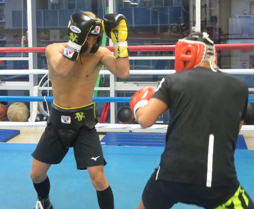 4回のスパーリングでアマ戦績豊富な2階級上の竹嶋宏心（右）をロープ際へと追い詰めるWBA世界バンタム級王者井上尚弥