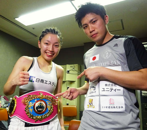 プロ4戦目でWBO女子世界ミニマム級王座を奪取した佐伯霞、右はトレーナー兼プロボクサーの与那覇勇気（撮影・加藤裕一）