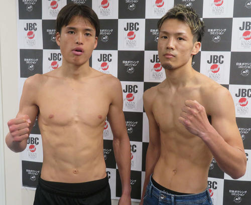 計量パスした日本スーパーフェザー級王者末吉大（左）と挑戦者の同級1位大里拳