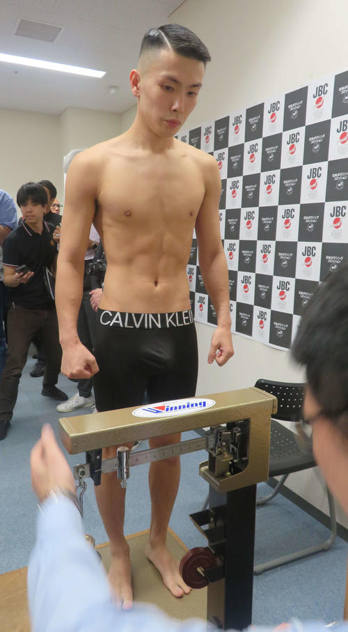 国内デビュー戦に備え、計量パスした岩田翔吉