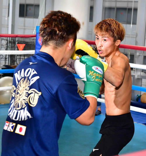 弟拓真（左）を相手に公開スパーリングを披露した井上尚（撮影・小沢裕）