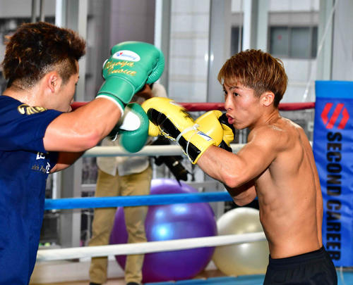 弟拓真（左）を相手に公開スパーリングを披露した井上尚（撮影・小沢裕）