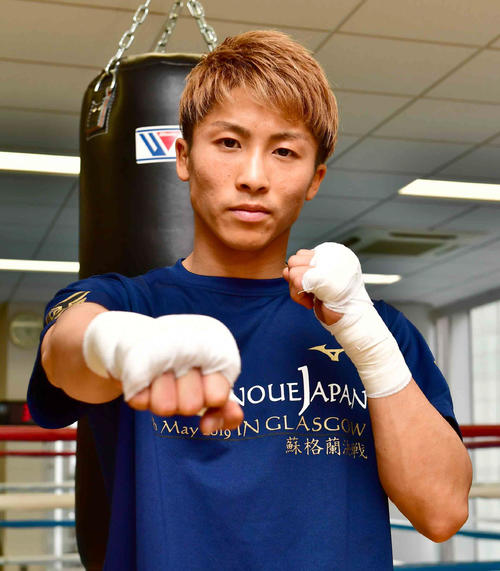公開練習でファイティングポーズを披露する井上尚（撮影・小沢裕）