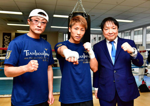記念撮影に臨む井上尚（中央）。左は父の真吾トレーナー、右は大橋会長（撮影・小沢裕）