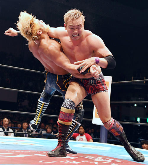 SANADA（左）にフィニッシュのレインメーカーを決めるオカダ（撮影・今浪浩三）