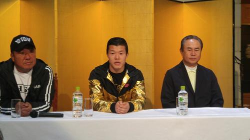 世界戦に向けた会見を行った亀田和毅。左は父の亀田史郎氏、右は南紀白浜ゴルフ倶楽部経営の中務稔也